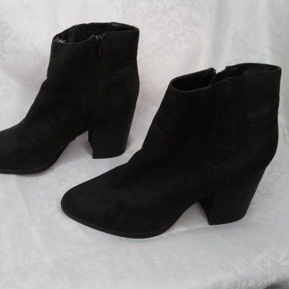 Madden Girl Shaakerr Chelsea Ankle Boots Chunk Heel Black Suede-Look Size 9M - Picture 3 of 14